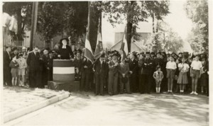 Cérémonie en 1946 présidée par le  Rabbin Kahlenberg pour l'inauguration du monument aux victimes de la déportation (Fonds privé Nadia Hofnung )