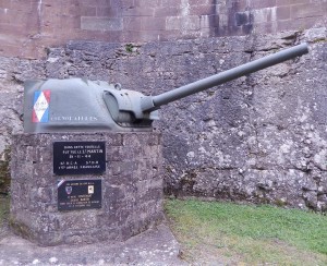 la tourelle du char Martin dans le fossé extérieur de la citadelle de Belfort. (photo : René Bernat)