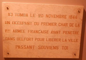 Plaque apposée sur la façade du bureau de poste de l’avenue Jean Jaurès du 20 novembre 1946 au 20 novembre 1986. (Collection Musées de Belfort)