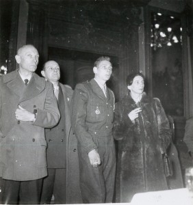 Mme Brosset et de son fils le 20 novembre 1954. (Archives municipales de Belfort.)