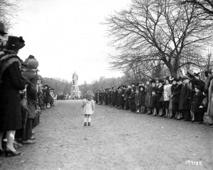 Cérémonie au monument aux morts, square du Souvenir à Belfort en novembre 1944. (Archives nationales USA)